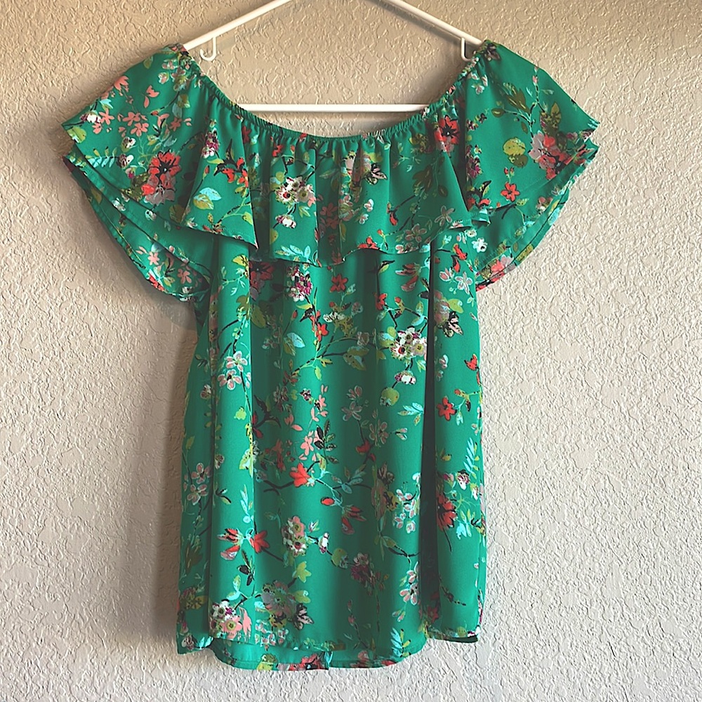 Love on a Hanger. Bright green floral ruffle blouse size small